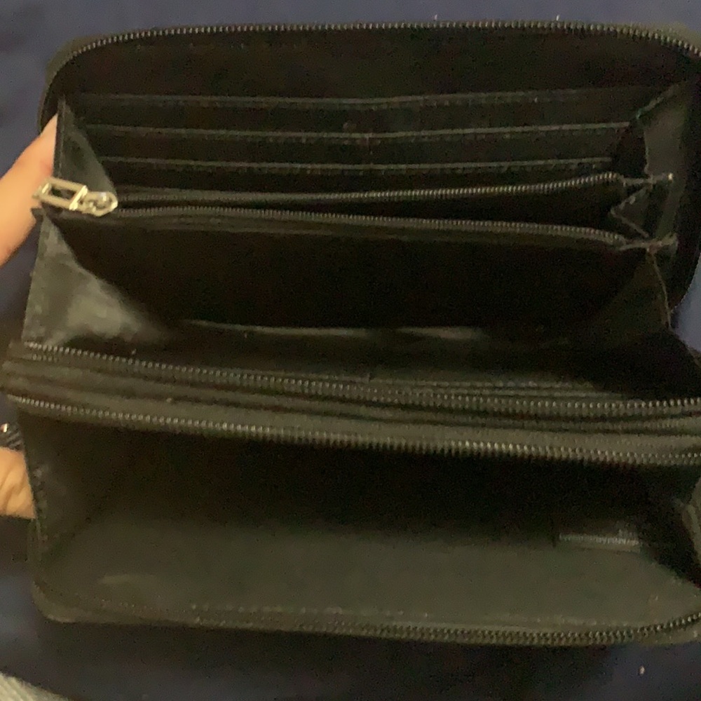 A bag - Picture 3 of 8